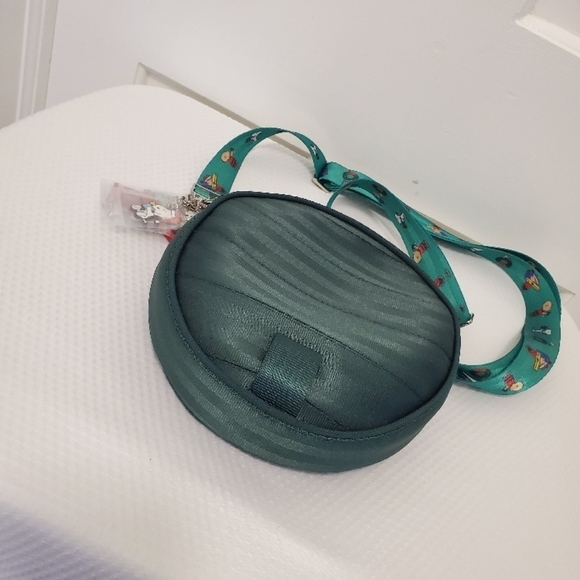NWT Harveys Peanuts Snoopy Green Crossbody Bag, Festive Fun Unique - Picture 14 of 15